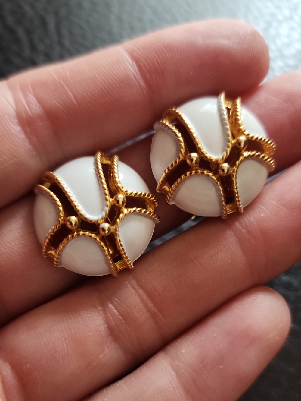 VTG Elegant White and Gold Dome Clip-On Earrings